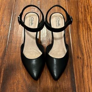 Women’s Clarks Kataleyna Cora Black Heeled Pump with Ankle Strap. Size 8.